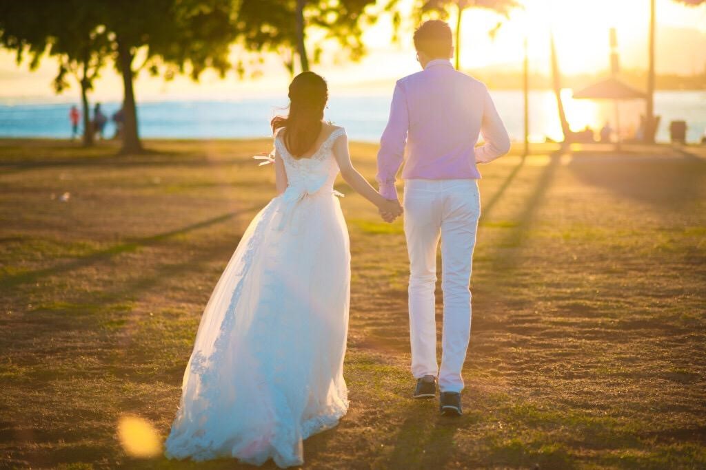 夏威夷彩虹島夕陽海濱草坪婚禮