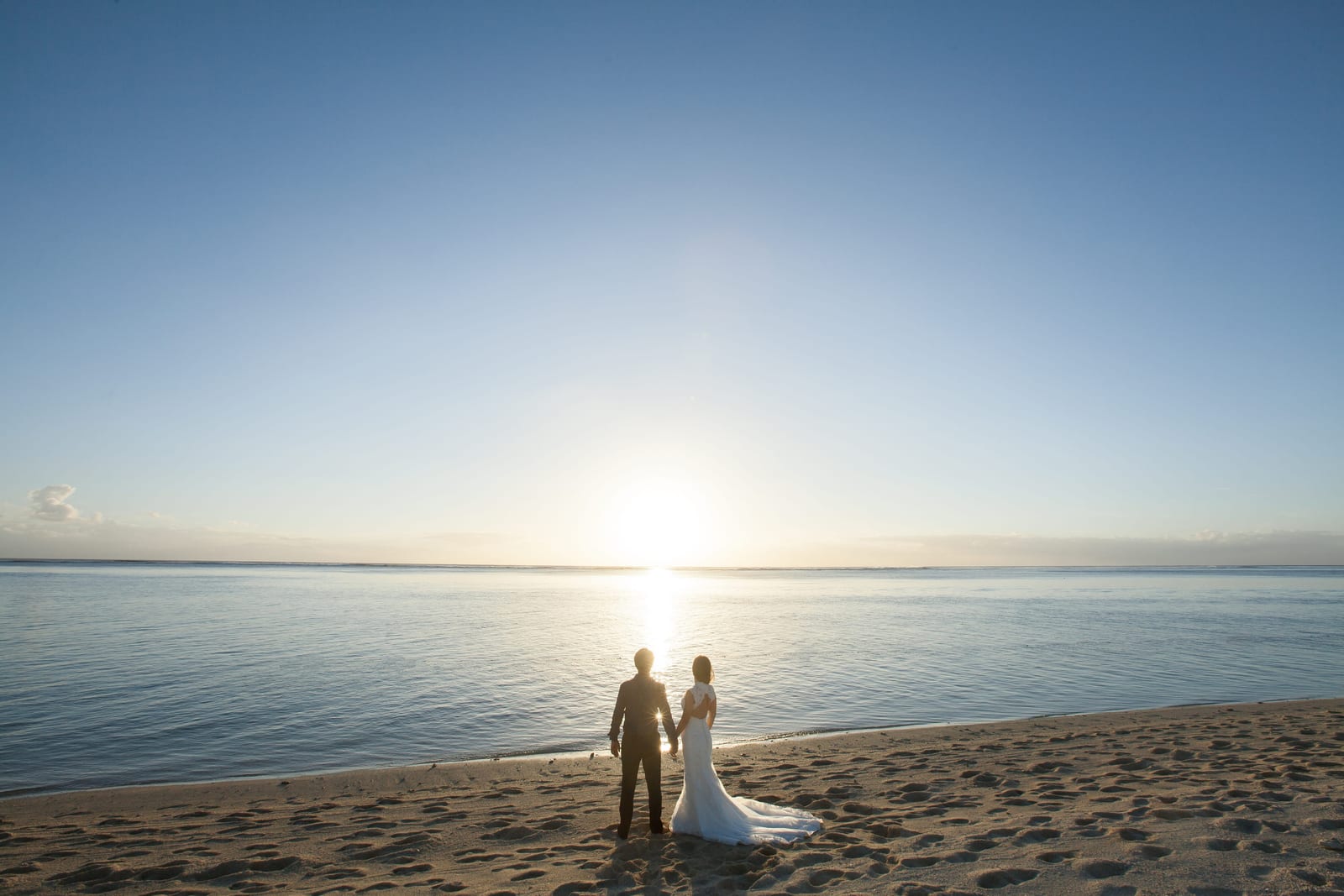 沖繩海灘婚紗夕陽海邊合影
