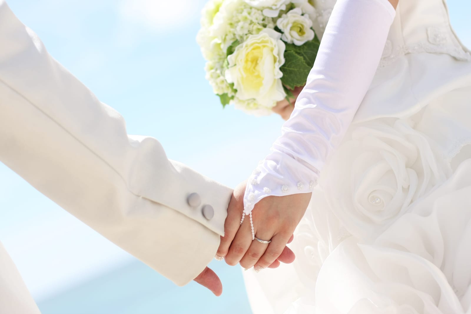 沖繩婚禮新娘手套與結婚戒指特寫
