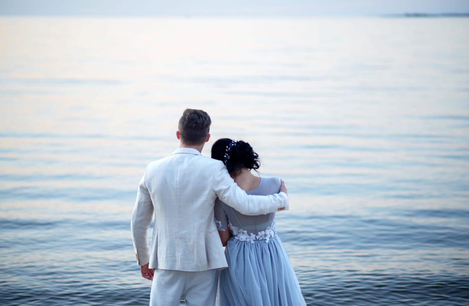 沖繩海邊婚紗海景背影合影