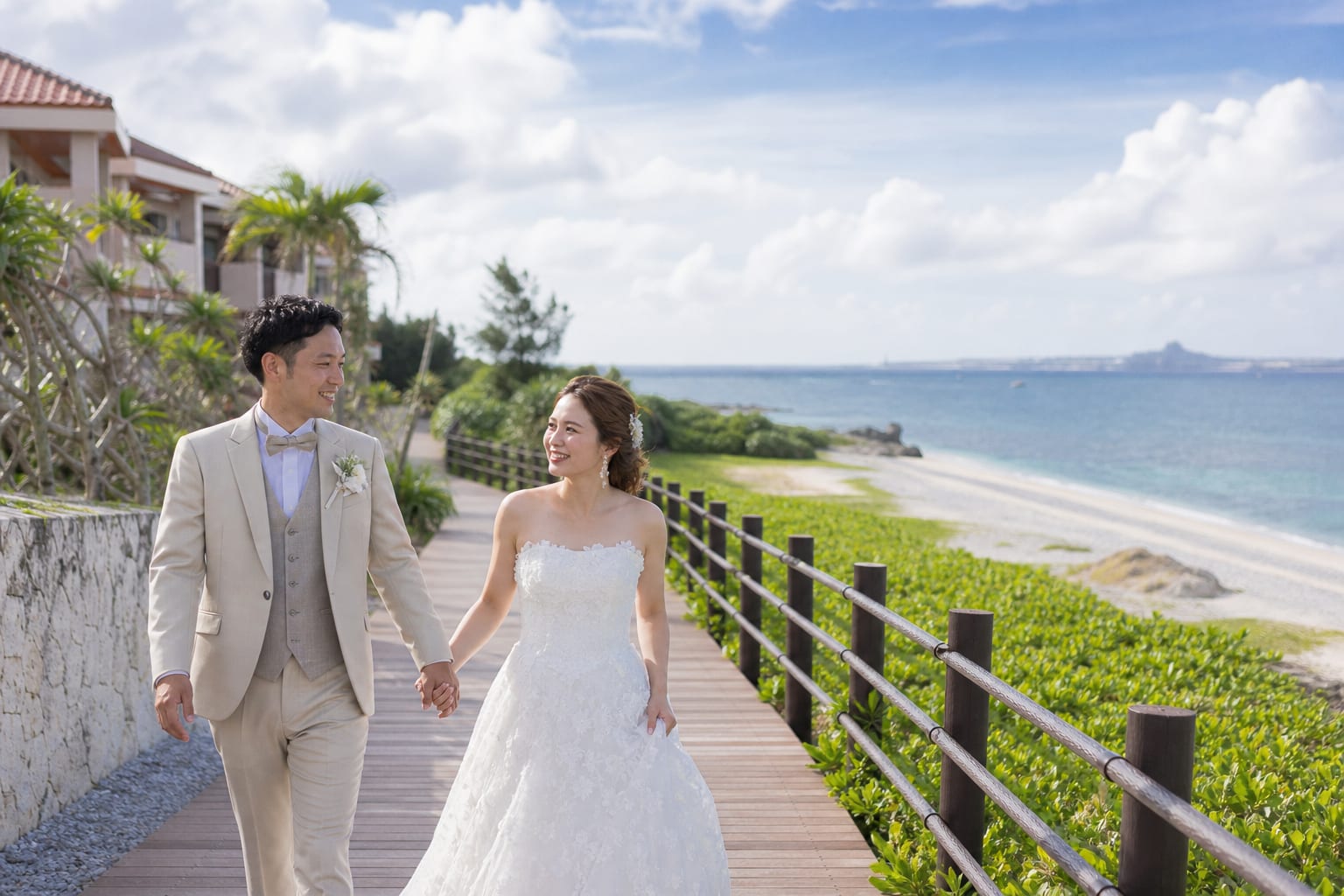 婚禮結束後，新人沿海岸步道牽手漫步