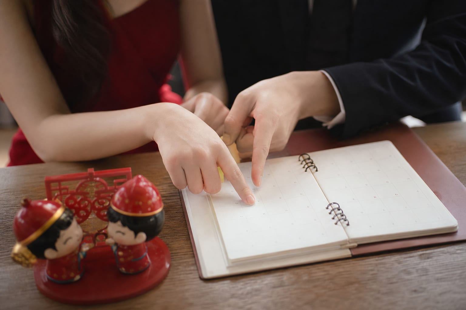新人手指向桌上年曆挑選婚期