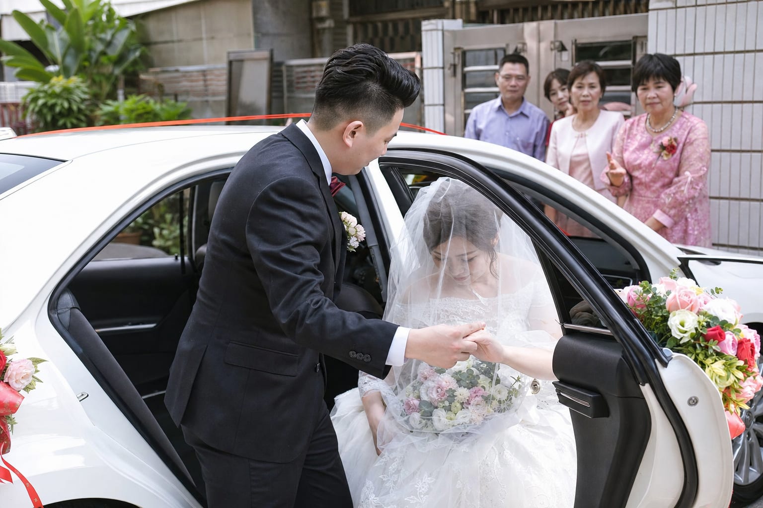 新郎牽新娘下車的迎娶禮車畫面