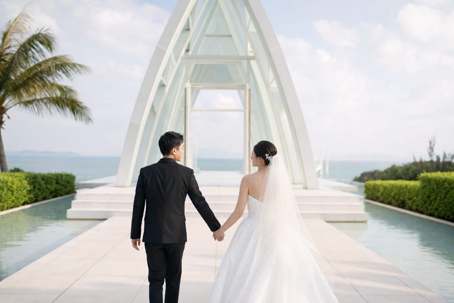 走向海景玻璃教堂的海外婚禮新人