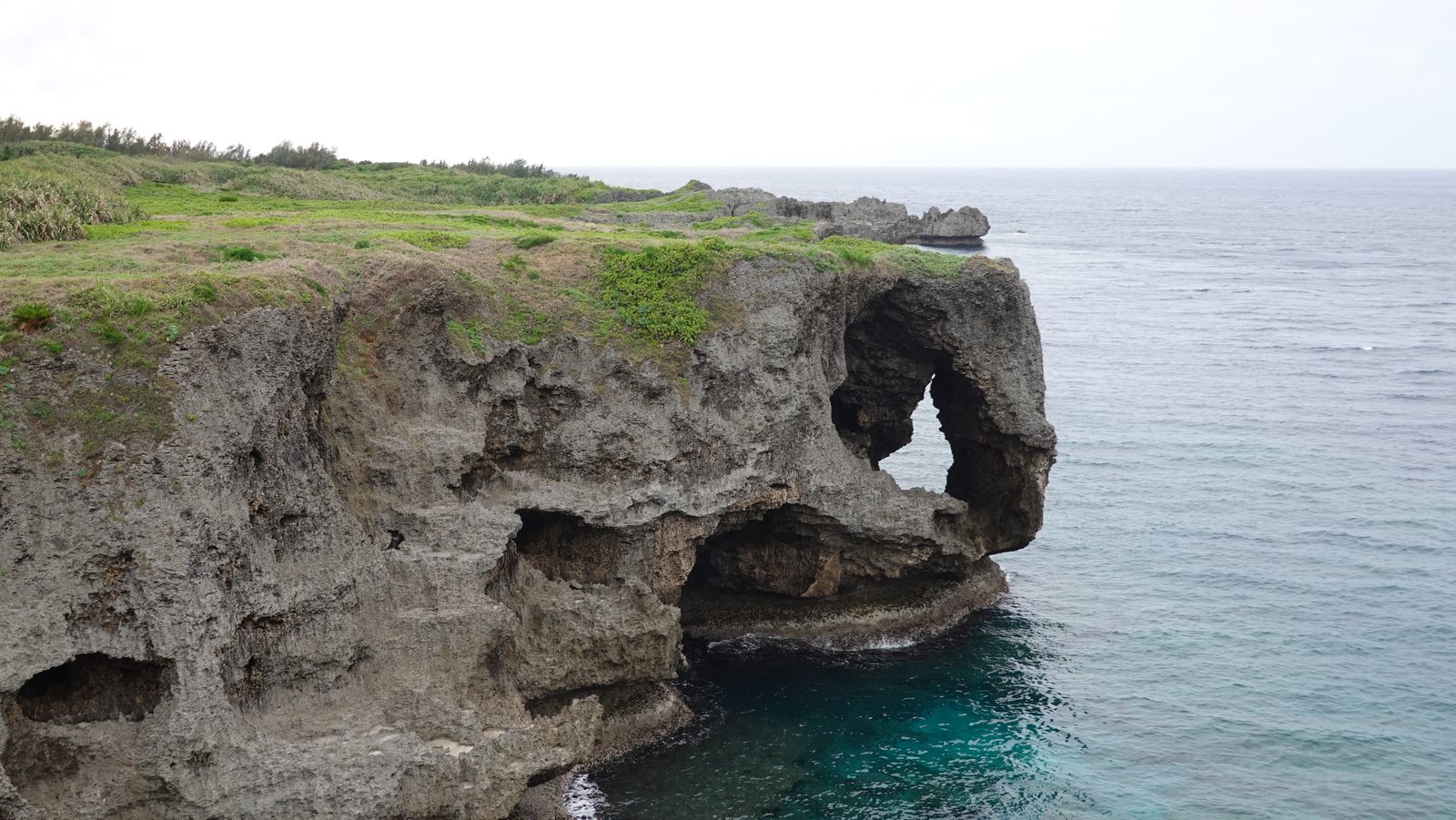 沖繩萬座毛象鼻岩
