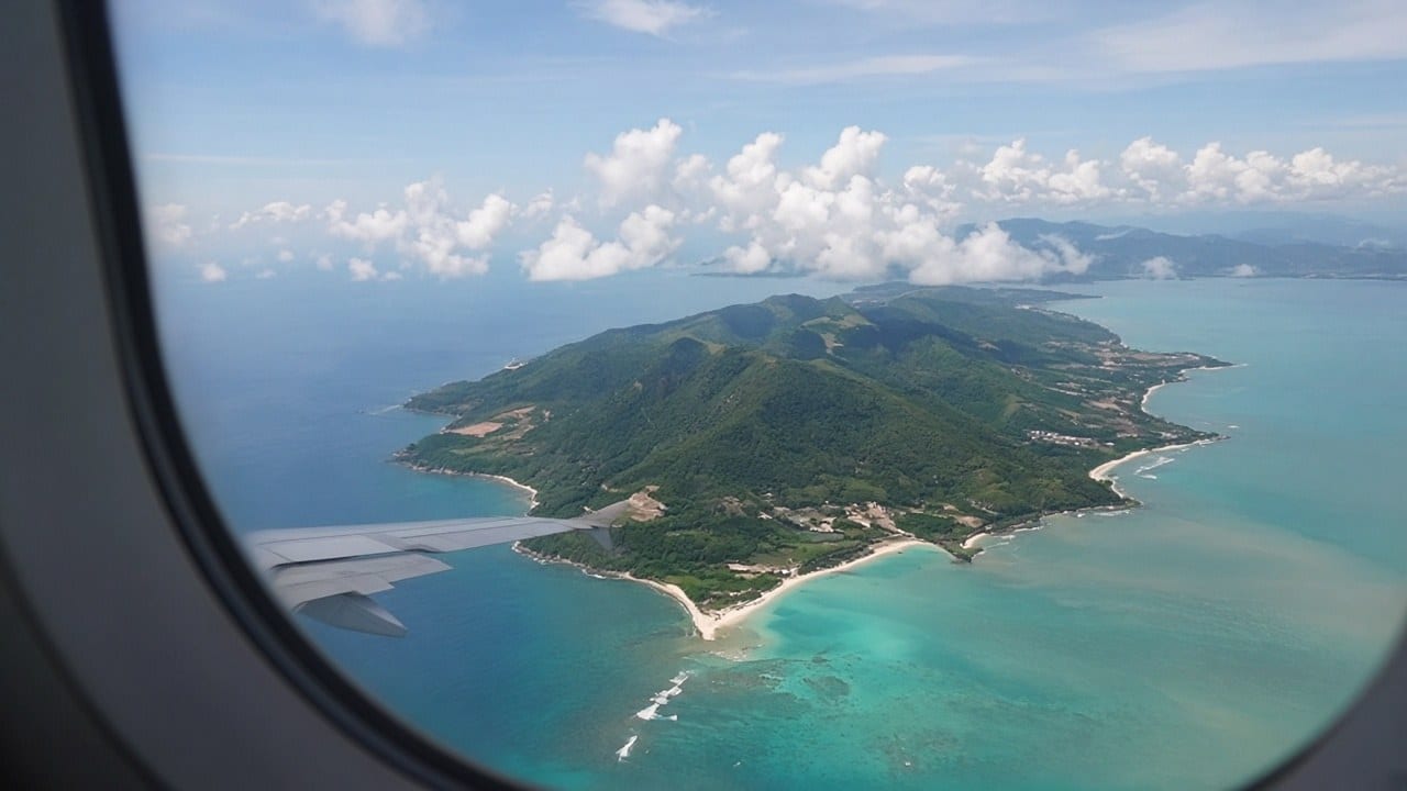 從機窗望出去,蘇梅島海岸線與碧藍海水